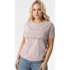 Jasnoróżowy T-shirt Saphalirea. Różowe bluzki damskie Born2be, xl, z napisami, z okrągłym kołnierzem, z krótkim rękawem. Za 49,99 zł.