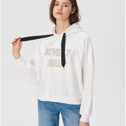 Bluza typu hoodie - Kremowy. Białe bluzy damskie marki Sinsay, s, bez wzorów, bez rękawów, bez kaptura. Za 59,99 zł.