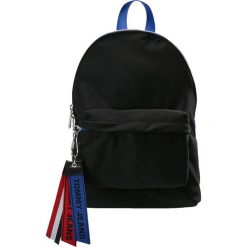 Tommy Jeans LOGO TAPE MINI BACKPACK Plecak black. Czarne plecaki damskie Tommy Jeans, z jeansu. Za 379,00 zł.