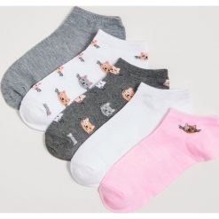 Skarpetki stopki z kotami - Wielobarwny. Skarpetki damskie Sinsay, bez wzorów. Za 14,99 zł.