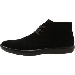 Calvin Klein MARCO BOX ACTION Oksfordki black. Czarne półbuty męskie Calvin Klein, bez wzorów, z weluru, na sznurówki. Za 549,00 zł.