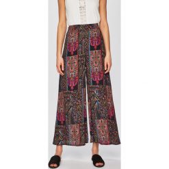 Desigual - Spodnie. Spodnie damskie Desigual. W wyprzedaży za 239,90 zł.