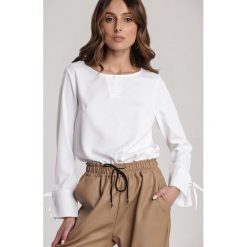 Biała Bluzka Chacine. Białe bluzki damskie Renee, s, bez wzorów, eleganckie, z okrągłym kołnierzem, z długim rękawem. Za 69,99 zł.