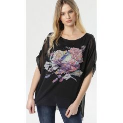 Czarna Bluzka Viviarina. Czarne bluzki damskie Born2be, m, z nadrukiem, z dzianiny, z okrągłym kołnierzem, z krótkim rękawem. Za 59,99 zł.