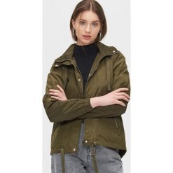 Lekka kurtka z kapturem - Khaki. Brązowe kurtki damskie Cropp, s, bez wzorów, z kapturem. W wyprzedaży za 74,99 zł.