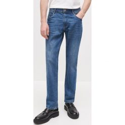Spodnie jeansowe regular - Granatowy. Niebieskie spodnie męskie Reserved, bez wzorów, z jeansu. Za 129,99 zł.