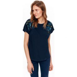T-SHIRT DAMSKI Z CEKINAMI ORAZ HAFTEM. Niebieskie t-shirty damskie Top Secret, z haftami, z dzianiny, eleganckie, bez kołnierzyka. W wyprzedaży za 49,99 zł.