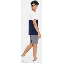 Koszulka z krótkim rękawem, panelem i napisem. Różowe koszulki męskie Pull&Bear, m, z napisami, bez kołnierzyka, z krótkim rękawem, krótkie. Za 41,90 zł.