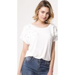 Biała Bluzka Doorstead. Białe koszule damskie Born2be, xl, bez wzorów, bez kołnierzyka, bez rękawów. W wyprzedaży za 34,99 zł.