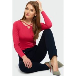 Czerwony top z ozdobnym dekoltem. Czerwone bluzki damskie Greenpoint, bez wzorów, z elastanu, bez kołnierzyka, bez rękawów. Za 24,99 zł.