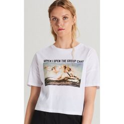 Koszulka oversize z nadrukiem - Biały. Białe koszulki damskie Cropp, s, z nadrukiem. Za 29,99 zł.