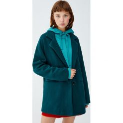 Luźny płaszcz z dzianiny. Szare płaszcze damskie marki Pull&Bear, z dzianiny. Za 89,90 zł.