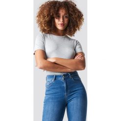 NA-KD Basic T-shirt basic z okrągłym dekoltem - Grey. Szare t-shirty damskie marki NA-KD Basic, bez wzorów, z dzianiny, klasyczne, z okrągłym kołnierzem. Za 52,95 zł.