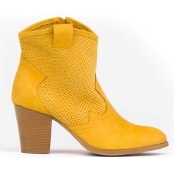 Dziurkowane kowbojki - skóra naturalna - model 470 - kolor żółty. Żółte botki damskie Zapato, ze skóry, bez obcasa, bez zapięcia. W wyprzedaży za 279,30 zł.