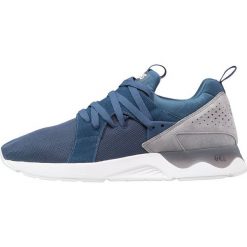 Asics Tiger GELLYTE V SANZE Tenisówki i Trampki dark blue/stone grey. Niebieskie trampki męskie Asics Tiger, ze skóry. W wyprzedaży za 356,30 zł.