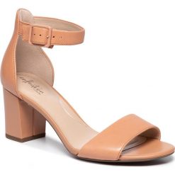 Sandały CLARKS - Deva Mae 261451604 Sandstone Lea. Różowe klapki damskie Clarks, bez wzorów, ze skóry ekologicznej, bez obcasa, na obcasie. Za 299,00 zł.