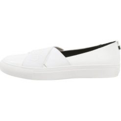 Calvin Klein JACINTA Półbuty wsuwane platinum white. Białe półbuty damskie wsuwane Calvin Klein, bez wzorów, ze skóry ekologicznej, na niskim obcasie, bez zapięcia. Za 519,00 zł.