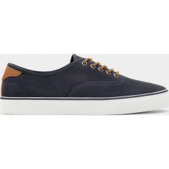 Granatowie tenisówki basic w miejskim stylu. Zielone buty sportowe męskie Pull&Bear, bez wzorów, sportowe, bez zapięcia. Za 59,90 zł.