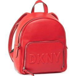 Plecak DKNY - R02KVI99 Cherry 628. Czerwone plecaki damskie DKNY, bez wzorów, ze skóry, eleganckie. Za 889,00 zł.