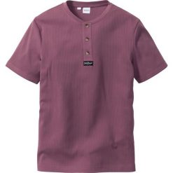T-shirt Regular Fit bonprix matowy jeżynowy. Fioletowe koszulki męskie bonprix, m, z aplikacjami, bez kołnierzyka. Za 37,99 zł.