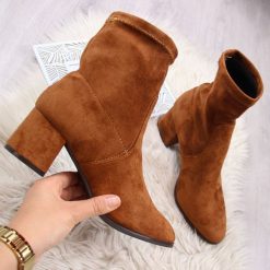Botki damskie na klocku wsuwane camel Jezzi - camel. Brązowe botki damskie Jezzi, bez obcasa, bez zapięcia. Za 118,99 zł.