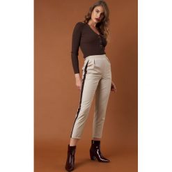 NA-KD Trend Dopasowane spodnie z lampasami - Beige. Brązowe spodnie z wysokim stanem marki NA-KD Trend, w paski, z podwyższonym stanem. Za 161,95 zł.