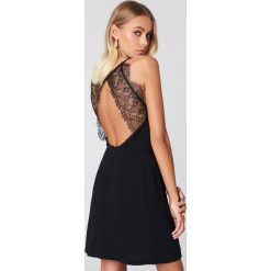 Samsoe & Samsoe Krótka sukienka Willow - Black. Czarne sukienki koronkowe Samsøe & Samsøe, w koronkowe wzory, z krótkim rękawem, mini. Za 242,95 zł.