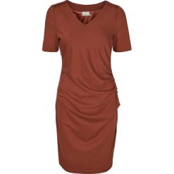 Sukienka "India" w kolorze rdzawoczerwonym. Czerwone sukienki damskie Kaffe, s, bez wzorów, bez kołnierzyka, bez rękawów. W wyprzedaży za 265,95 zł.