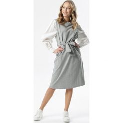 Szara Sukienka Sofronia. Szare sukienki damskie Born2be, do pracy, s, w paski, z dzianiny, klasyczne, z okrągłym kołnierzem, bez rękawów, ołówkowe. Za 119,99 zł.