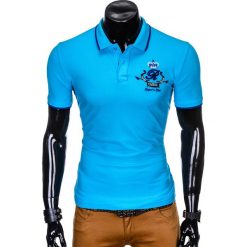 KOSZULKA MĘSKA POLO Z NADRUKIEM S906 - NIEBIESKA. Niebieskie koszulki polo marki Ombre Clothing, m, z nadrukiem. Za 59,00 zł.