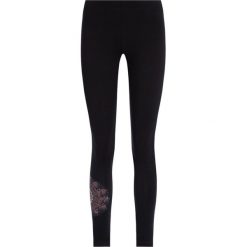 Legginsy Desigual Alexandra 19WWKK12. Czarne spodnie damskie Desigual, m, z elastanu. W wyprzedaży za 159,00 zł.