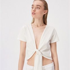 Wiązany t-shirt z głębokim dekoltem - Kremowy. Białe t-shirty damskie Sinsay, xl, bez wzorów, bez kołnierzyka. W wyprzedaży za 7,99 zł.