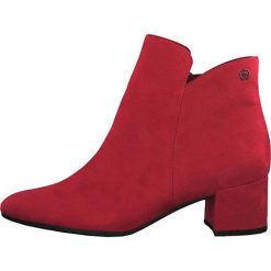 Tamaris Botki 1-1-25372-23 -515 Lipstick (rozmiar 37). Czerwone botki damskie Tamaris, z zamszu, bez obcasa, bez zapięcia. Za 251,00 zł.