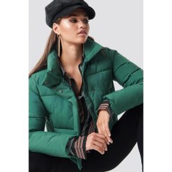 Hannalicious x NA-KD Krótka kurtka ocieplana - Green. Zielone kurtki damskie marki Hannalicious x NA-KD, z materiału. Za 323,95 zł.
