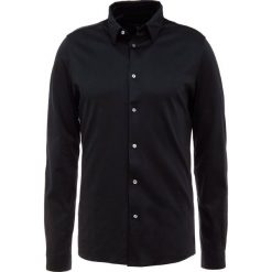 DRYKORN RUBEN Koszula black. Czarne koszule męskie DRYKORN, s, bez wzorów, z bawełny, bez kołnierzyka, bez rękawów. Za 419,00 zł.