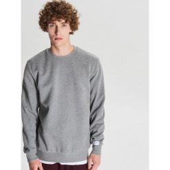 Bluza basic - Jasny szary. Szare bluzy męskie Cropp, s, bez wzorów, bez kołnierzyka, bez rękawów, bez kaptura. Za 59,99 zł.