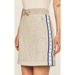 Calvin Klein Jeans - Spódnica. Szare spódniczki damskie Calvin Klein Jeans, na co dzień, s, z aplikacjami, z bawełny, mini, proste. W wyprzedaży za 199,90 zł.