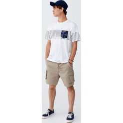 Koszulka z panelem w paski i wzorzystą kieszonką. Zielone koszulki męskie marki Pull&Bear, m, w paski, bez kołnierzyka, z krótkim rękawem, krótkie. Za 59,90 zł.