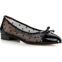 Buty damskie. Czarne baleriny damskie Wittchen, w grochy, ze skóry, retro, bez obcasa. W wyprzedaży za 390,91 zł.