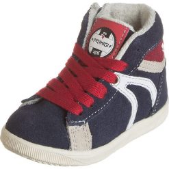 Skórzane sneakersy "Unique 9" w kolorze granatowo-czerwonym. Czerwone trampki chłopięce Primigi, bez wzorów, z materiału, na sznurówki. W wyprzedaży za 109,95 zł.