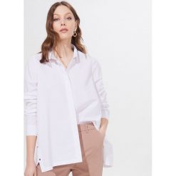 Bawełniana koszula oversize - Biały. Białe koszule damskie Mohito, bez wzorów, z bawełny, bez kołnierzyka, bez rękawów. W wyprzedaży za 59,99 zł.