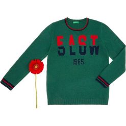Sweter w kolorze zielonym. Zielone swetry chłopięce Benetton Kids, z nadrukiem, z bawełny, z okrągłym kołnierzem. W wyprzedaży za 35,95 zł.