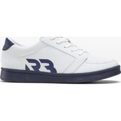 Sneakersy bonprix biało-niebieski. Białe sneakersy damskie bonprix. Za 79,99 zł.