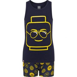 2-częściowy zestaw bielizny w kolorze granatowym. Niebieskie podkoszulki chłopięce LEGO Wear, z nadrukiem, z bawełny. W wyprzedaży za 39,95 zł.