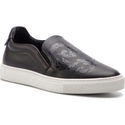 Tenisówki VERSACE COLLECTION - V900729 VM00440 VA41 Nero/Nero/Nero/Nero/Fa. Czarne półbuty męskie marki Versace Collection, na co dzień, bez wzorów, ze skóry, eleganckie, bez zapięcia. Za 1879,00 zł.