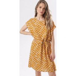 Camelowa Sukienka Calynope. Brązowe sukienki damskie Born2be, na lato, xl, bez wzorów, bez kołnierzyka, bez rękawów. W wyprzedaży za 44,99 zł.