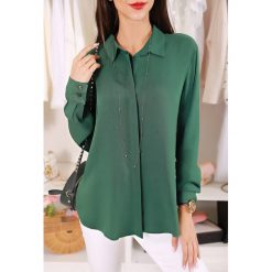 Koszula damska NALANA GREEN. Zielone bluzki damskie IVET, bez wzorów, eleganckie, bez kołnierzyka, bez rękawów. W wyprzedaży za 49,00 zł.
