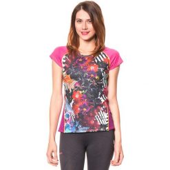 Koszulka funkcyjna w kolorze różowym ze wzorem. Różowe bluzki sportowe damskie marki Desigual Sport, s, z nadrukiem, z materiału. W wyprzedaży za 130,95 zł.