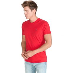Levi's Koszulka Czerwony. Czerwone podkoszulki męskie s, z haftami, z bawełny, krótkie. Za 102,95 zł.
