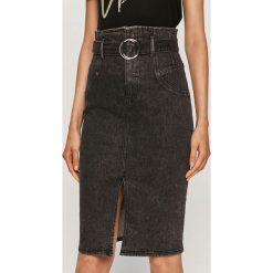 Guess Jeans - Spódnica jeansowa. Czarne spódniczki damskie Guess Jeans, na co dzień, w paski, z elastanu, casualowe, z podwyższonym stanem, midi, ołówkowe. Za 539,90 zł.